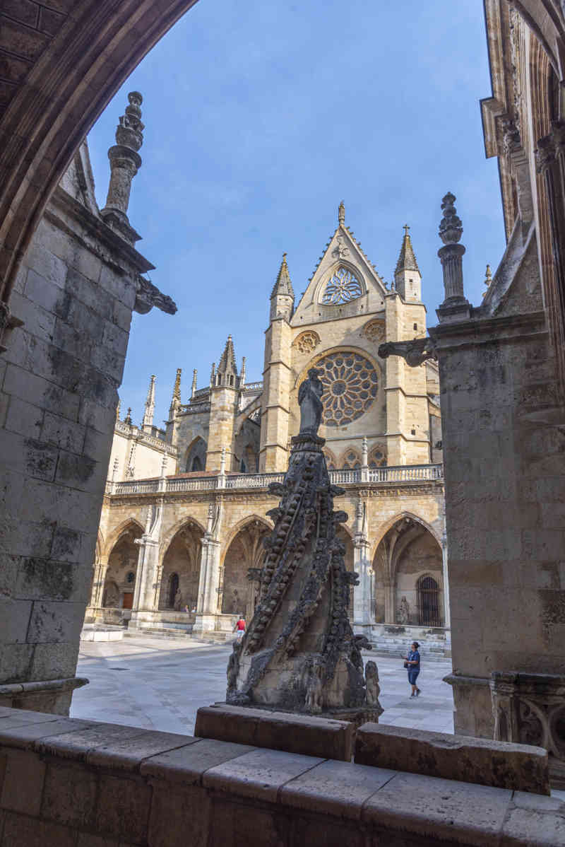 León 044 - catedral de Santa María de León - claustro.jpg